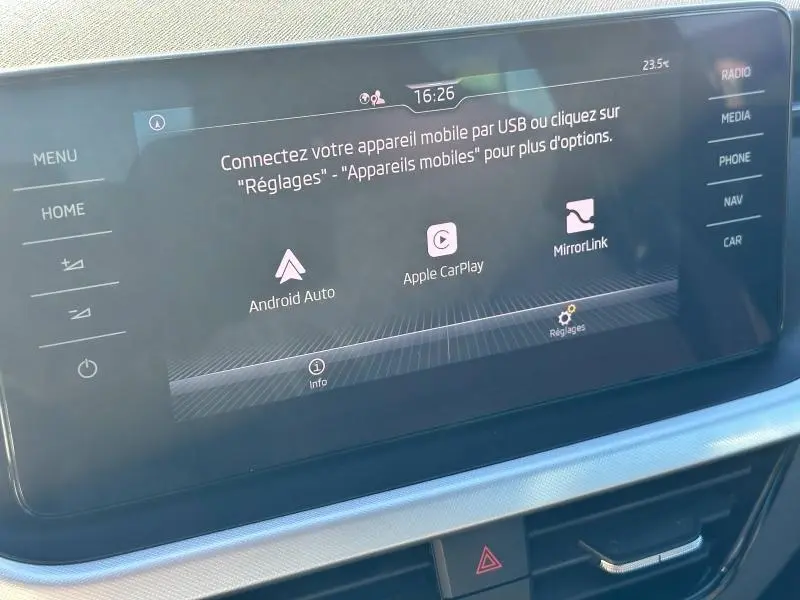 Écran tactile central du Skoda Kamiq 2020 affichant les options Android Auto, Apple CarPlay et MirrorLink.