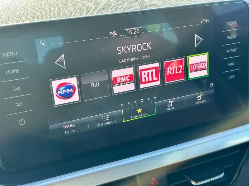 Écran tactile central affichant les stations radio numériques dans un Skoda Kamiq 2020 essence finition Ambition.