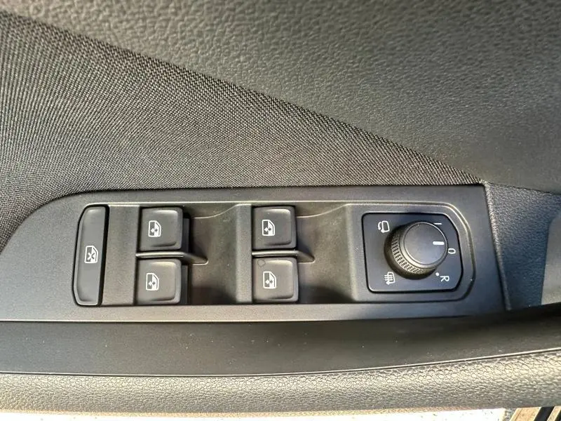 Panneau de commandes des vitres et rétroviseurs côté gauche intérieur d’un Skoda Kamiq 2020 noir.