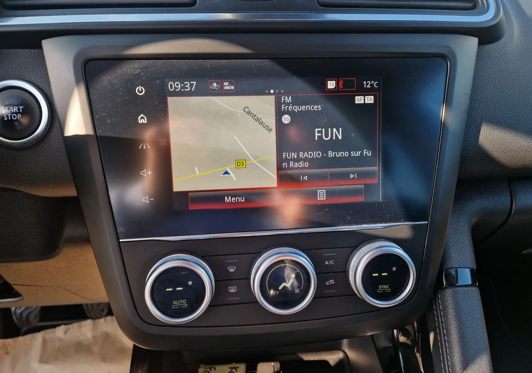 Vue rapprochée de l’écran tactile central et des commandes de climatisation du Renault Kadjar 1.5 Blue dCi 115 Business de 2020.