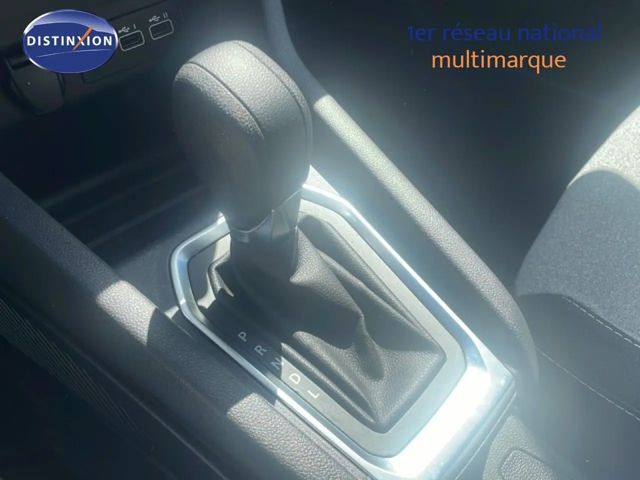 Le levier de vitesses automatique noir de la Renault Clio V 1.0 TCE 90CH CVT Evolution, intérieur tissu noir.