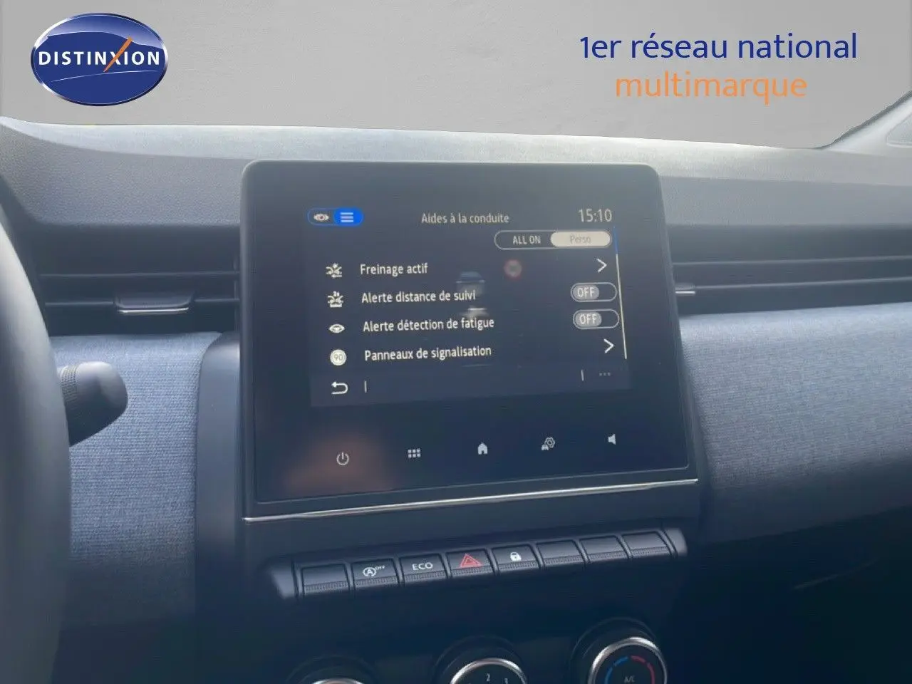 Vue intérieure centrée sur l’écran tactile du tableau de bord de la Renault Clio blanche, affichant les aides à la conduite.