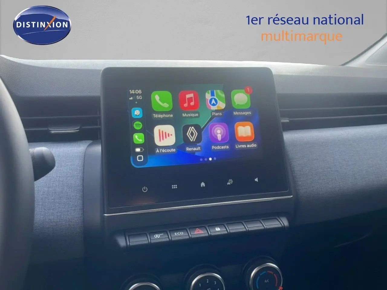 Vue intérieure centrée sur l’écran tactile multifonction d’une Renault Clio 2025 avec tableau de bord gris et commandes en bas.