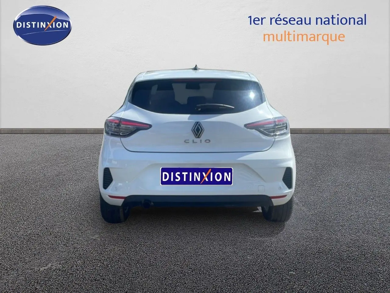 Vue arrière d'une Renault Clio blanche 2025 avec feux arrière LED et logo Renault bien visibles.