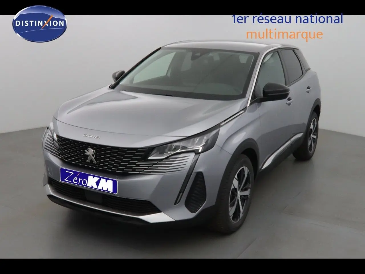 Peugeot 3008 gris Artense métal vue 3/4 avant droit dans un studio avec éclairage neutre.
