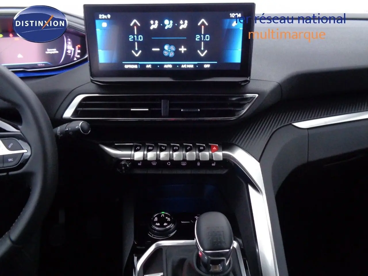 Intérieur Peugeot 3008 2023 en gris, vue centrée sur la console avec écran tactile et levier de vitesse manuel.