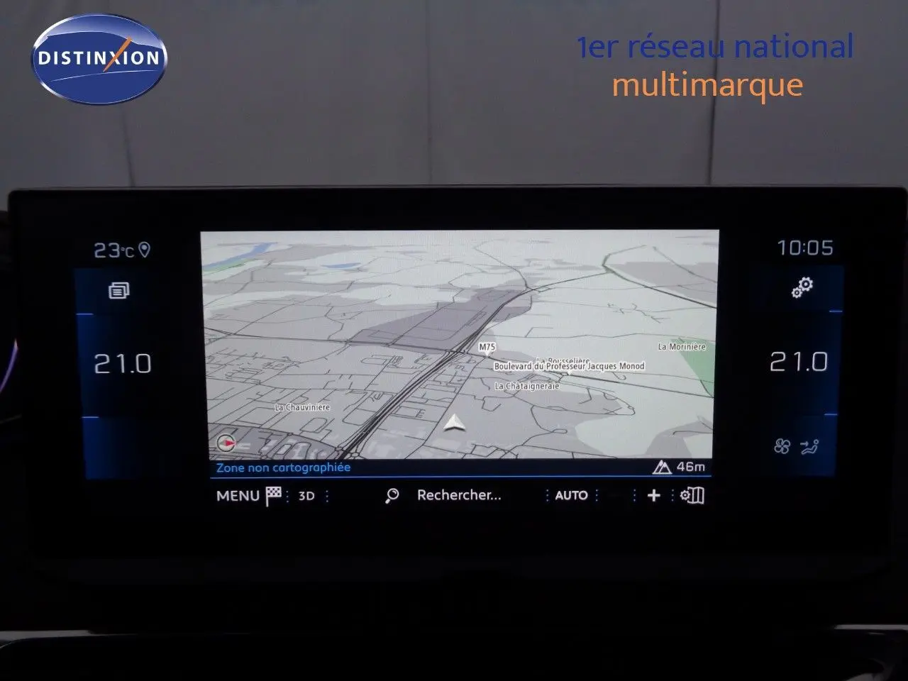 Écran tactile central du Peugeot 3008 2023 affichant la navigation et la climatisation à 21°C en intérieur noir.