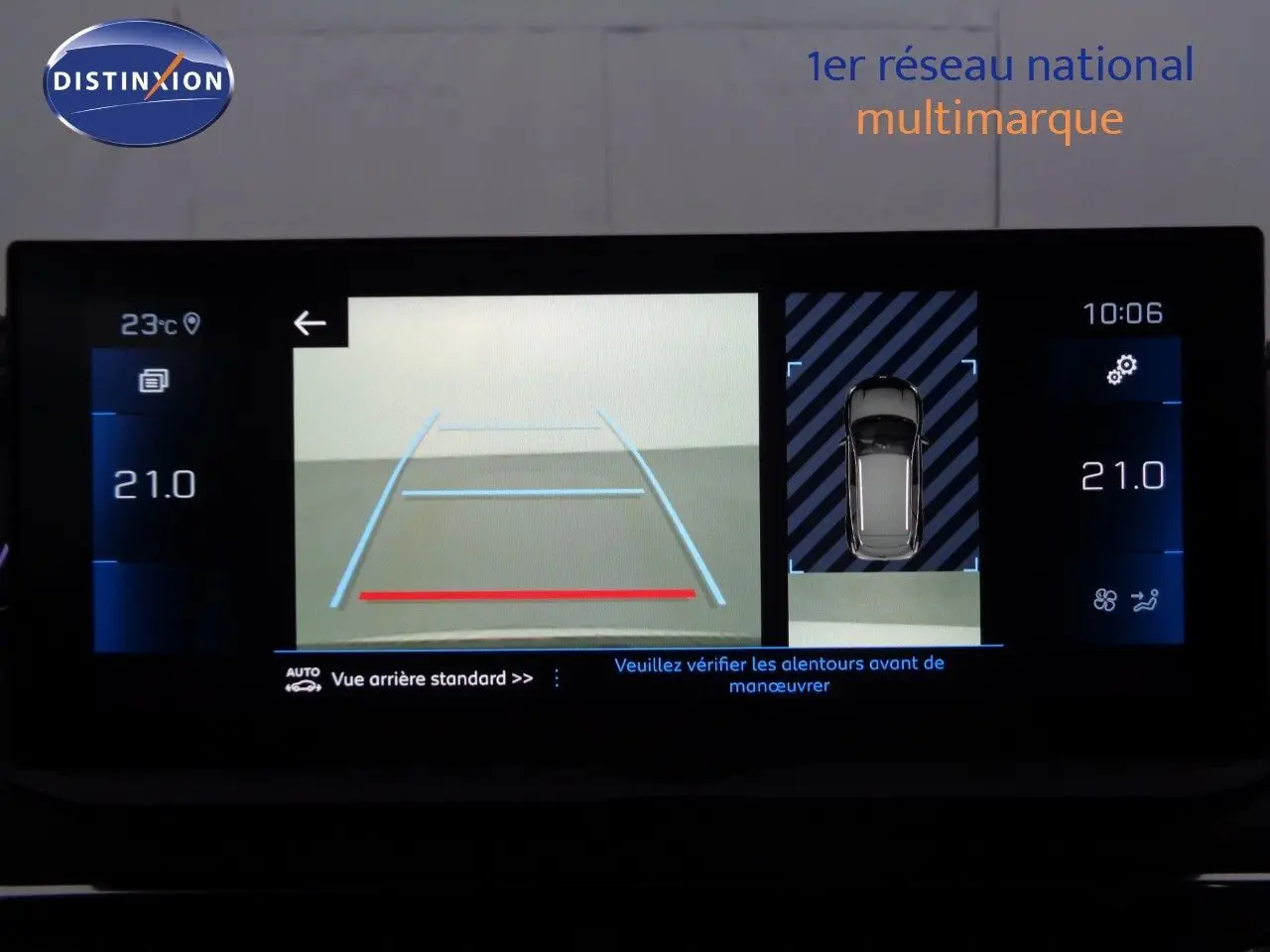 Écran multimédia affichant la caméra de recul et la vue aérienne du Peugeot 3008 gris Artense, tableau de bord digital.