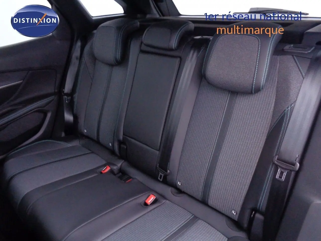 Vue intérieure sur la banquette arrière en cuir noir et tissu gris du Peugeot 3008 2023 finition Allure Pack.