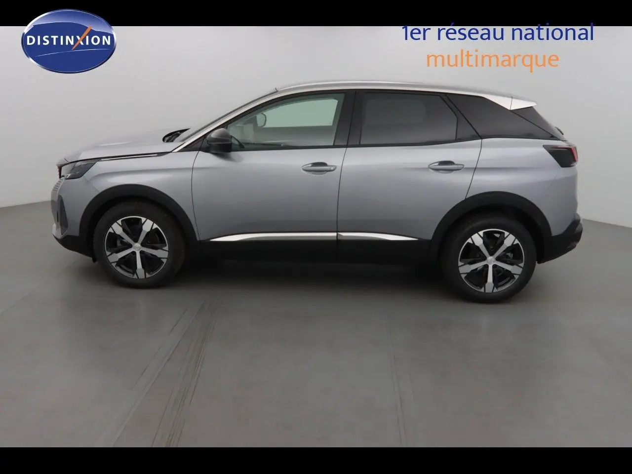 Profil côté gauche d'un Peugeot 3008 gris Artense métallisé avec toit noir et jantes bi-ton en studio.