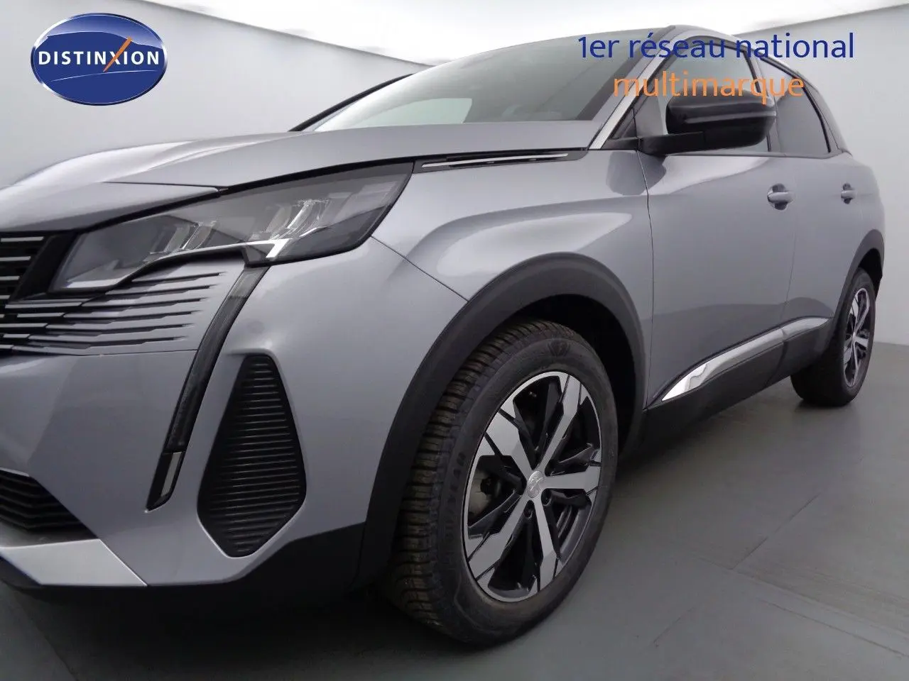 Vue 3/4 avant droit d'un Peugeot 3008 gris Artense métal avec jantes alliage et feux LED distinctifs.