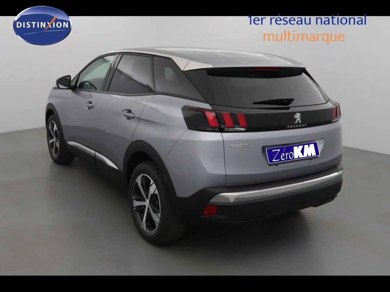 Peugeot 3008 gris Artense métal vu en 3/4 arrière droit, avec feux arrière à griffes rouges et toit noir contrasté.
