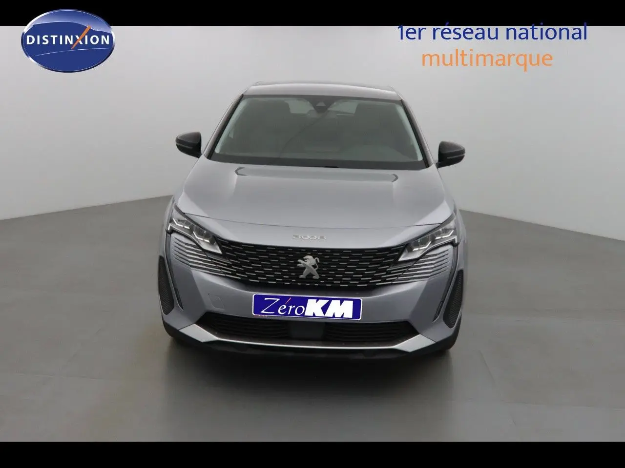 Vue frontale d'un Peugeot 3008 gris Artense métal avec calandre noire et phares LED allumés.