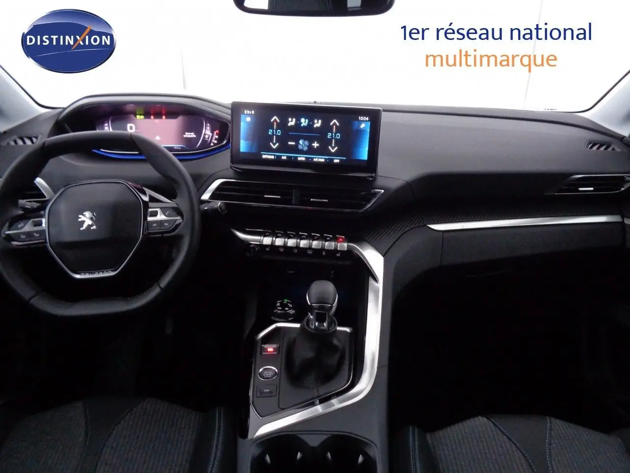 Intérieur du Peugeot 3008 2023 avec tableau de bord moderne et écran tactile central, finition noire élégante.