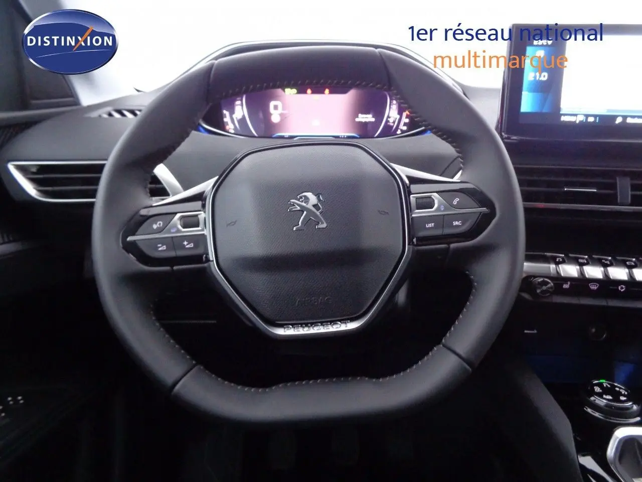 Volant cuir noir Peugeot 3008 2023 avec tableau de bord numérique et écran tactile central visible