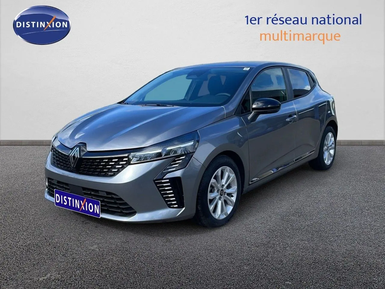 Renault Clio 2025 gris schiste métal vue 3/4 avant droit, avec calandre moderne et feux LED distinctifs.