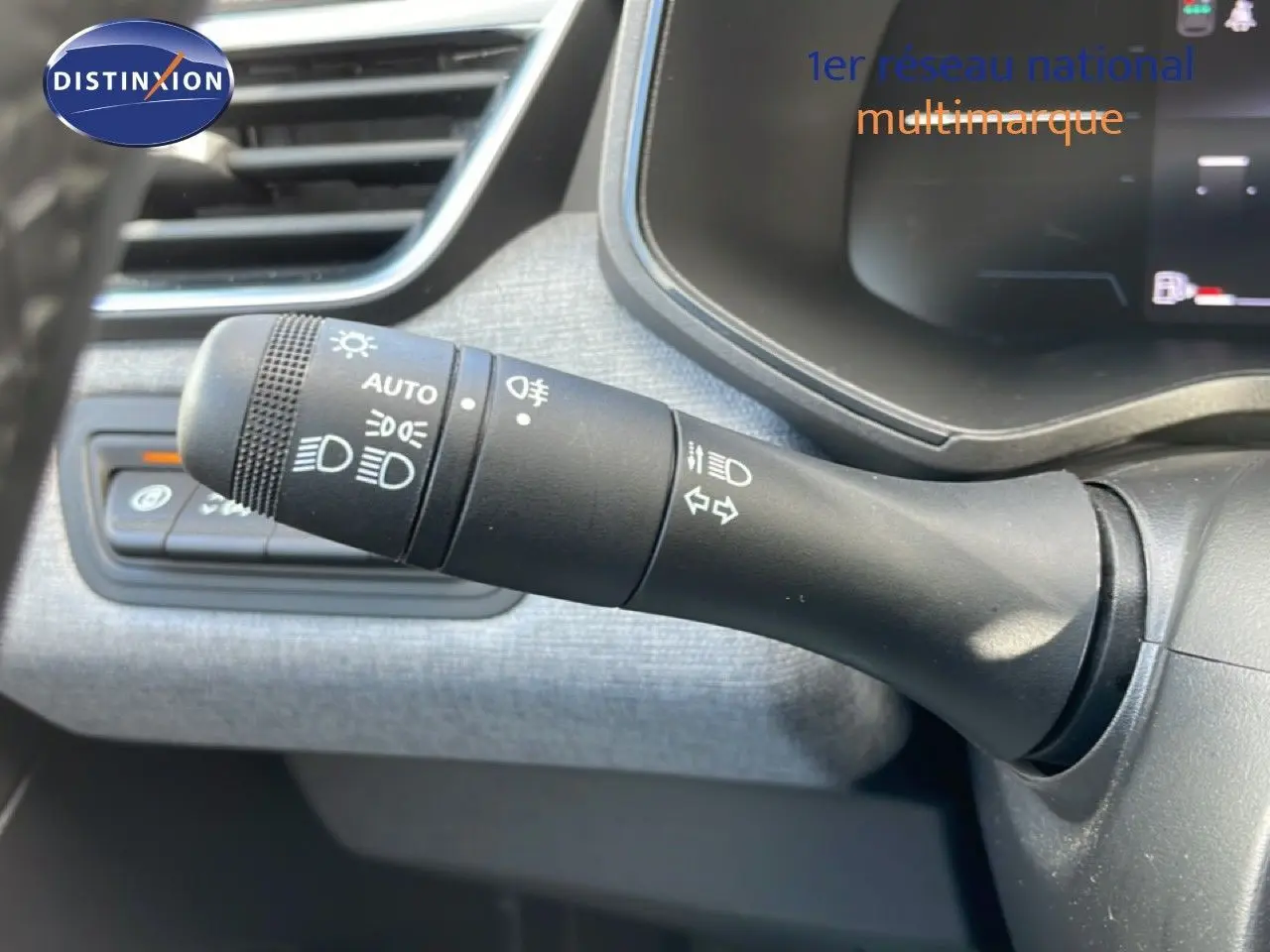 Gros plan sur la commande des phares et clignotants dans l’habitacle d’une Renault Clio gris schiste métal 2025.