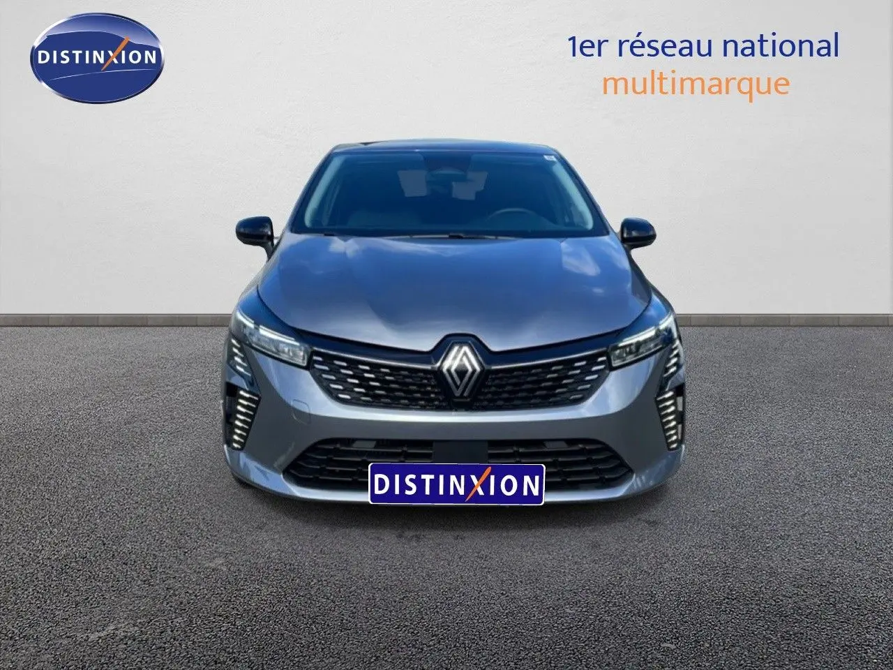 Vue frontale d'une Renault Clio 2025 gris schiste métal avec calandre noire et feux LED distinctifs.