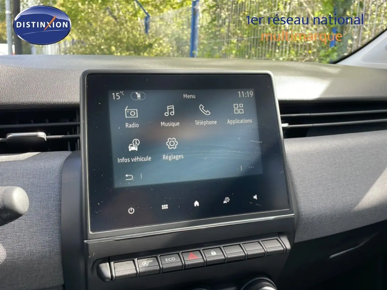 Écran tactile central de la Renault Clio gris schiste, vue intérieure du tableau de bord côté passager.