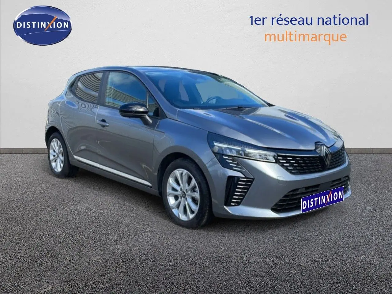 Renault Clio gris schiste métal vue 3/4 avant droit, avec calandre moderne et phares LED distinctifs.