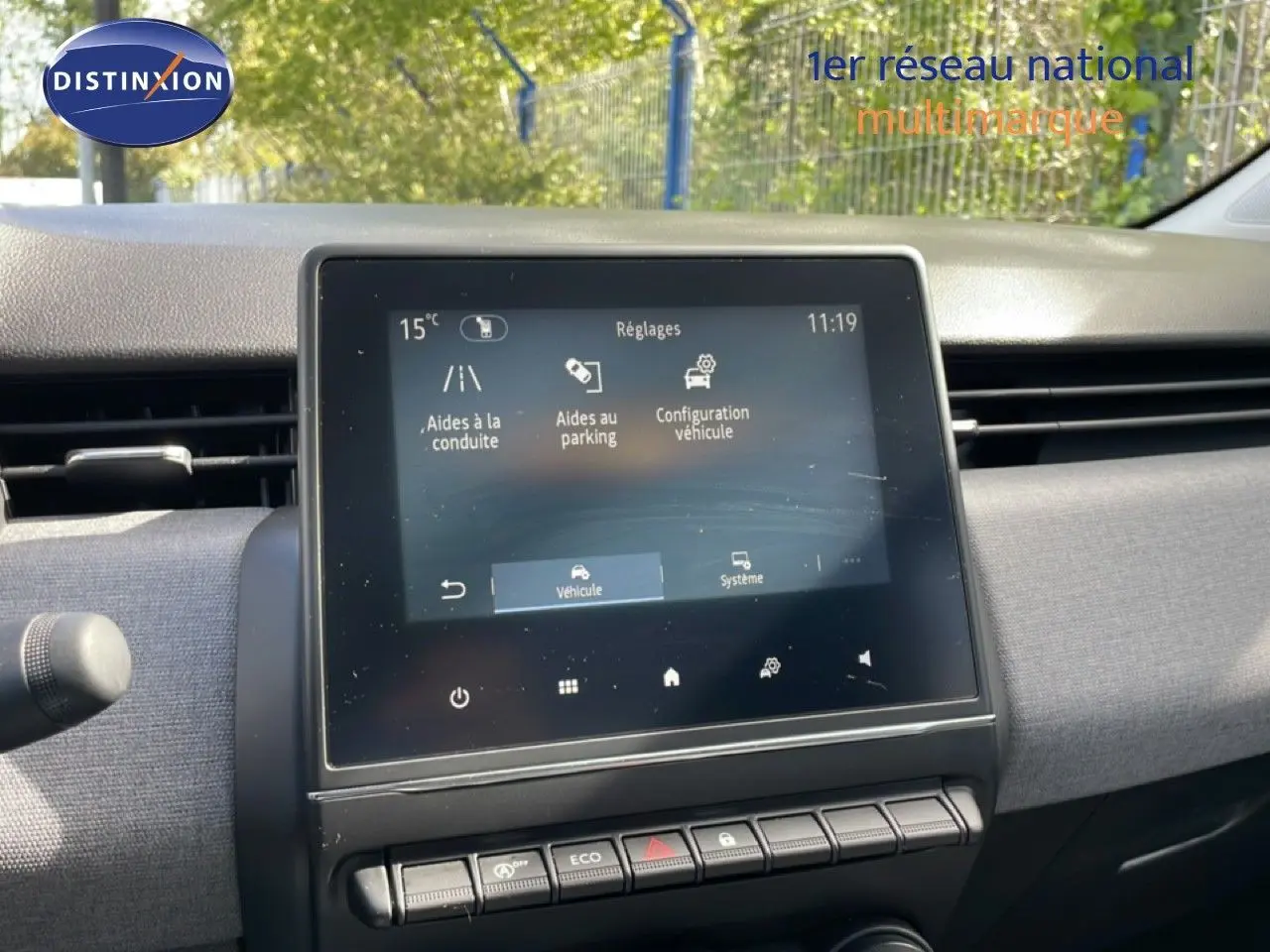 Vue rapprochée de l’écran tactile central de la Renault Clio gris schiste, affichant les réglages d’aides à la conduite.