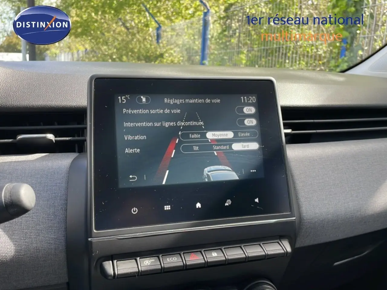 Écran tactile central de la Renault Clio 2025 affichant les réglages d’aide à la conduite, intérieur tissu gris.