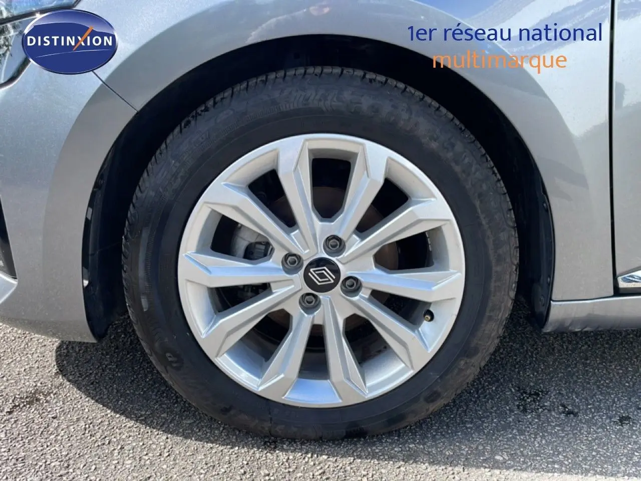 Gros plan sur la roue avant gauche de la Renault Clio gris schiste métal, mettant en valeur la jante alliage 16 pouces au design moderne.