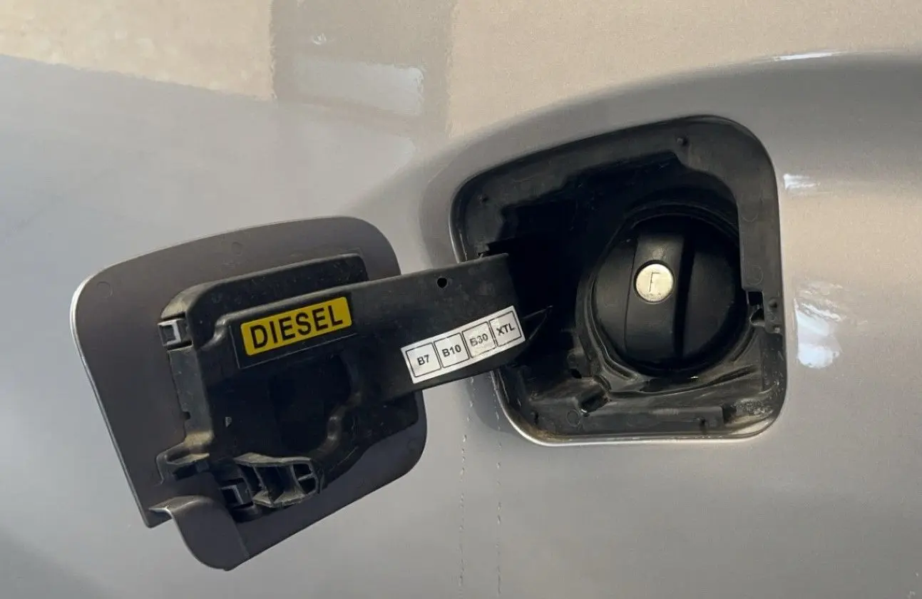 Gros plan sur la trappe à carburant grise d'un Opel Vivaro Combi 1.5 Diesel 2022 avec étiquette "DIESEL" visible.