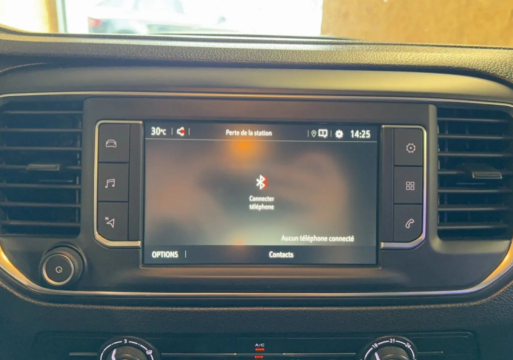 Écran central tactile de l'Opel Vivaro Combi gris 2022, vue frontale du tableau de bord avec commandes multimédia.