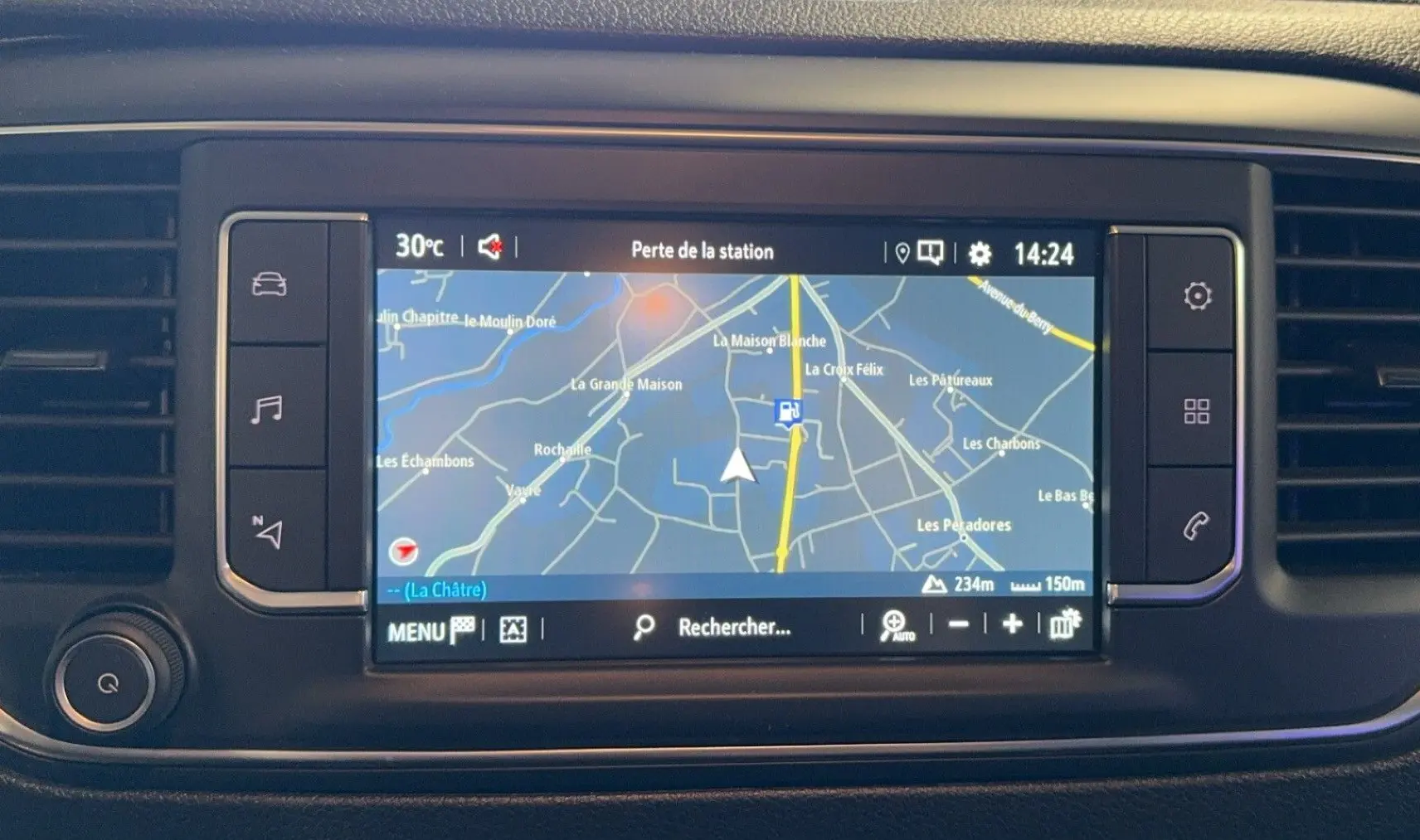 Écran tactile central du tableau de bord de l'Opel Vivaro Combi gris 2022 affichant la navigation GPS.