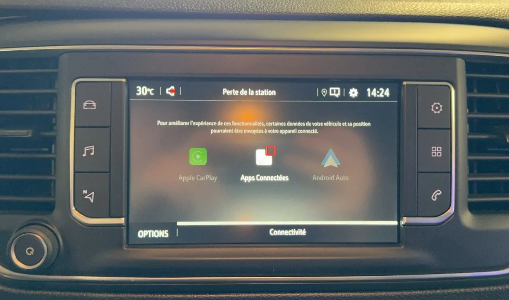 Écran tactile central du tableau de bord de l'Opel Vivaro Combi 2022 affichant les options Apple CarPlay et Android Auto.