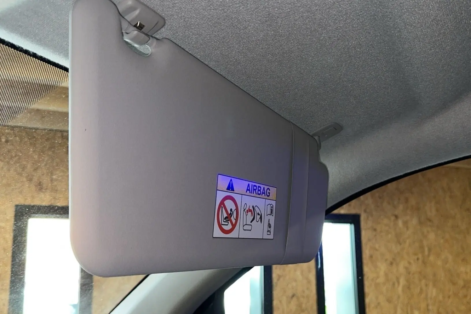 Pare-soleil côté conducteur gris avec avertissement airbag dans l'habitacle de l'Opel Vivaro Combi 2022.