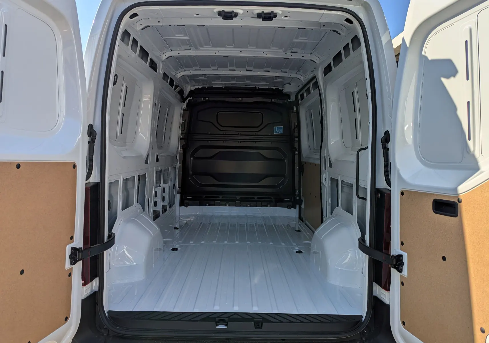 Vue arrière du Renault Master blanc L2H2 2025 montrant l'espace de chargement vide et les portes ouvertes.