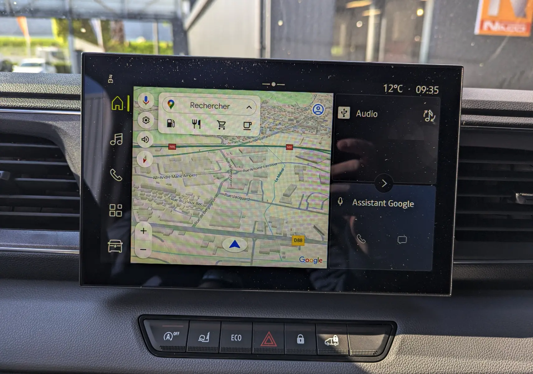 Écran tactile central du Renault Master 2025 blanc, affichant la navigation Google Maps et l'assistant vocal Google.