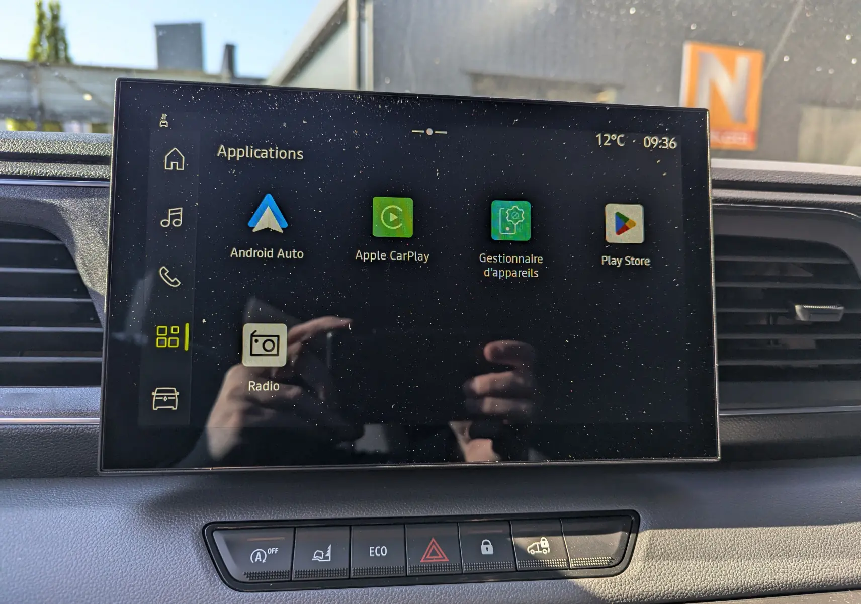 Écran tactile central du Renault Master 2025 affichant les applications Android Auto, Apple CarPlay et Play Store, intérieur gris.