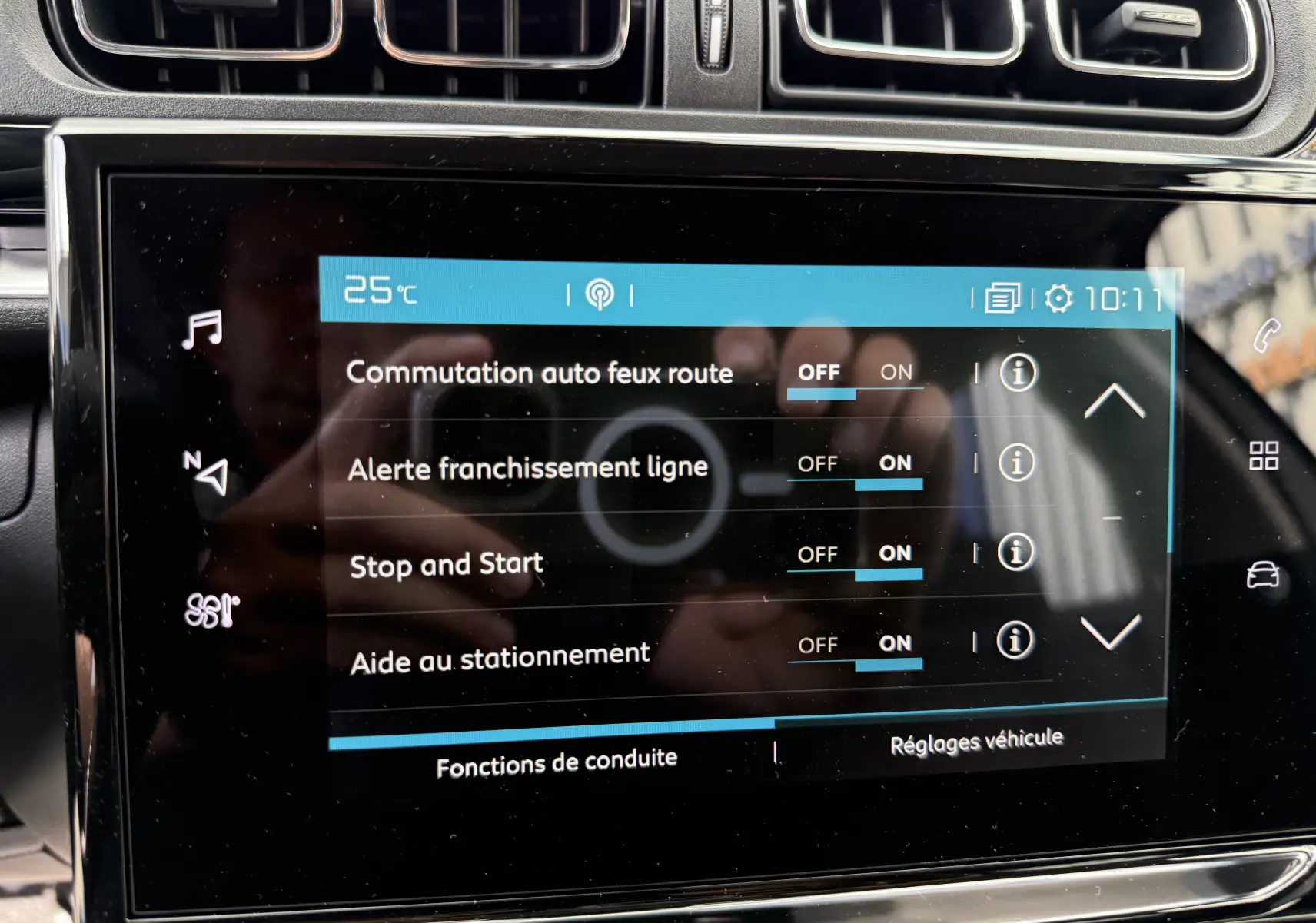Écran tactile central de la Citroën C3 2024 affichant les réglages d’aides à la conduite et de stationnement.