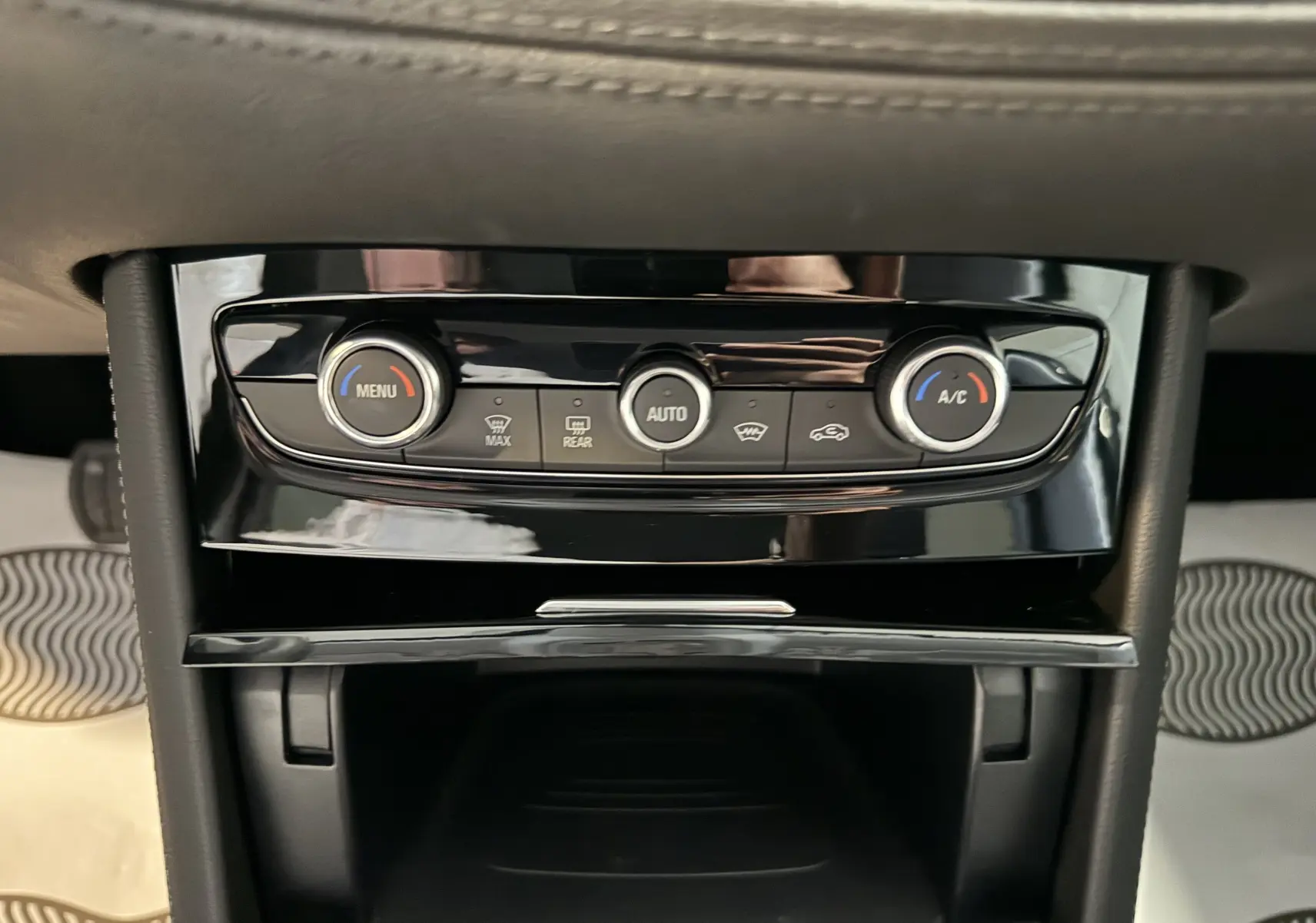 Panneau de commande de climatisation automatique noir brillant dans l'habitacle de l'Opel Grandland X hybride 2021.