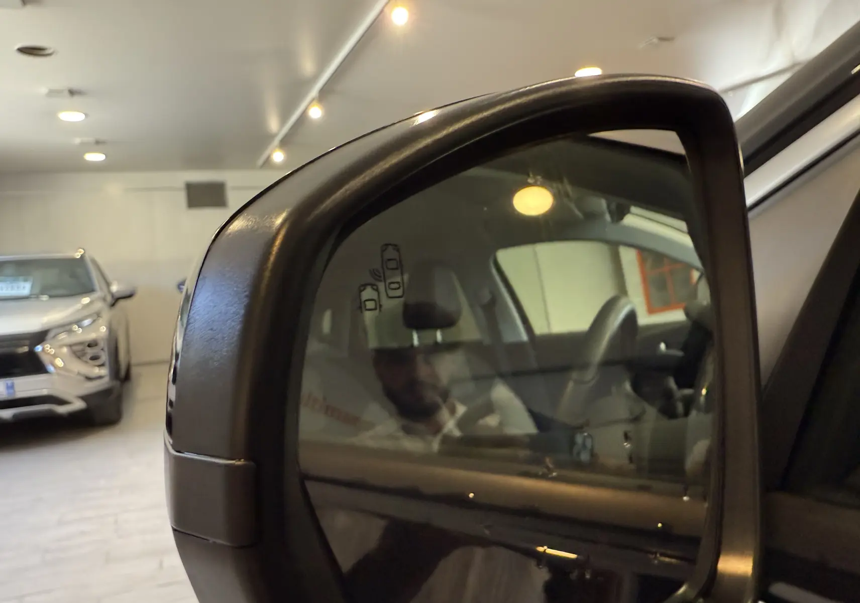 Rétroviseur extérieur gauche noir métal d'un Opel Grandland X 1.6 Hybrid Turbo 300 Ultimate en intérieur showroom.