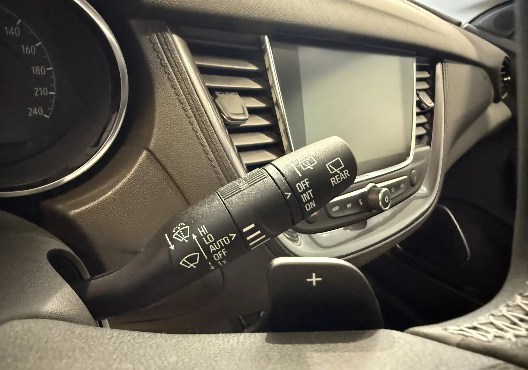 Gros plan sur la commande d'essuie-glace côté gauche du tableau de bord noir d'un Opel Grandland X hybride 2021.