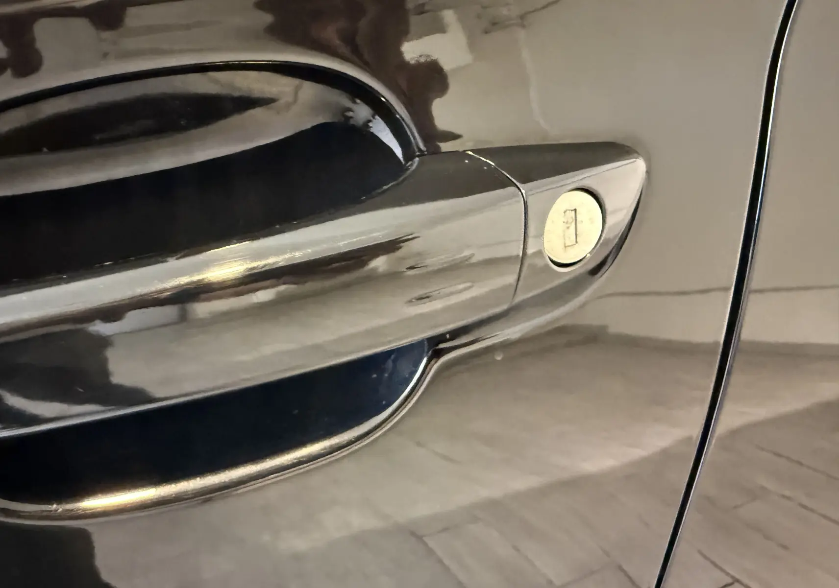 Poignée de porte noire métal en gros plan sur le côté droit de l'Opel Grandland X hybride rechargeable 2021.