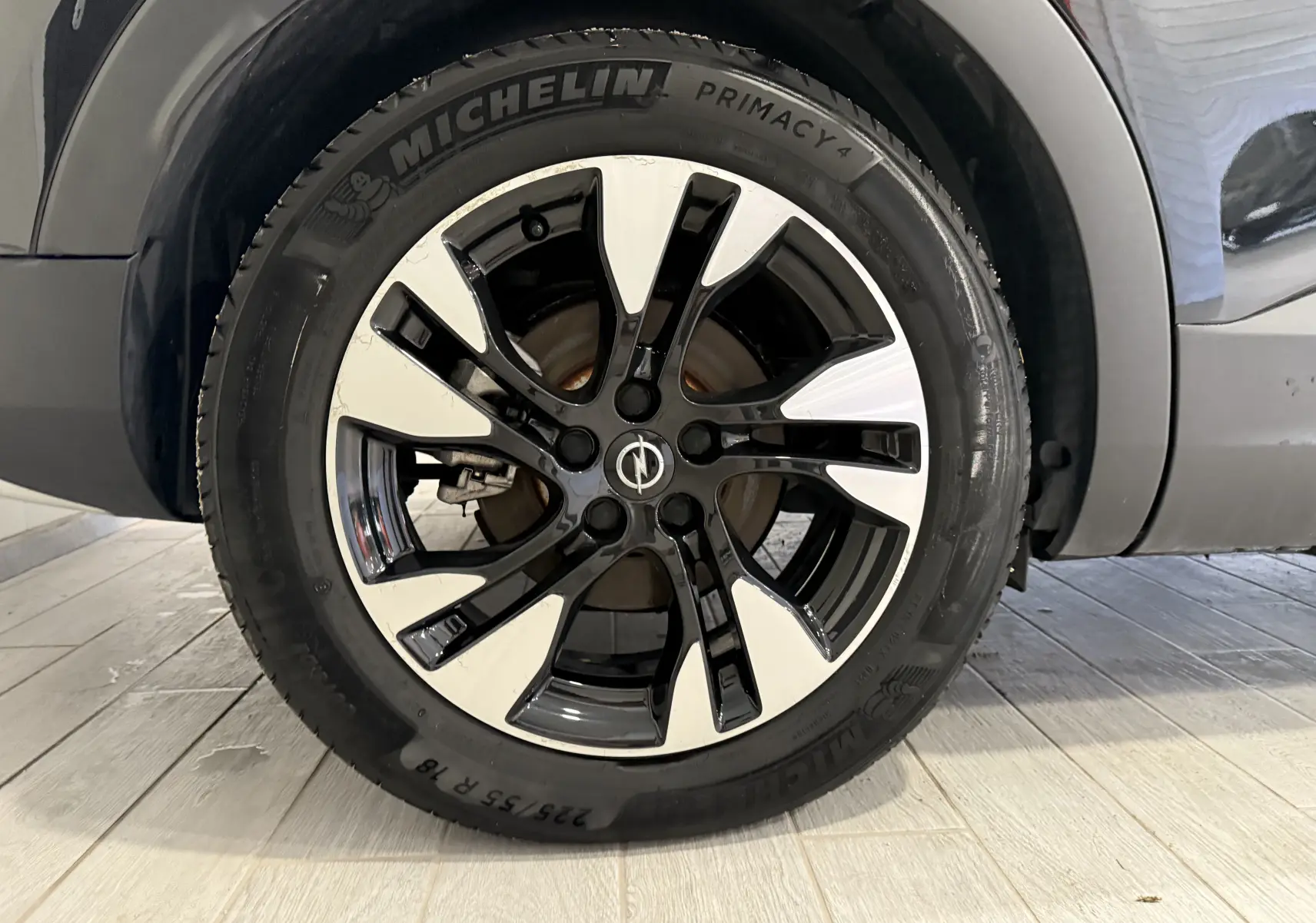 Gros plan sur la jante alliage bicolore et pneu Michelin du côté arrière droit d'un Opel Grandland X noir métal 2021.