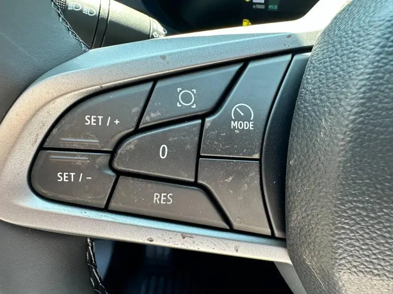 Boutons de commande du régulateur de vitesse sur le volant noir du Dacia Duster 2025, finition Expression.
