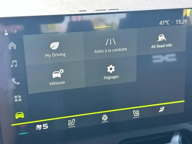 Écran tactile du tableau de bord du Dacia Duster 2025 montrant les menus d'aides à la conduite et réglages.