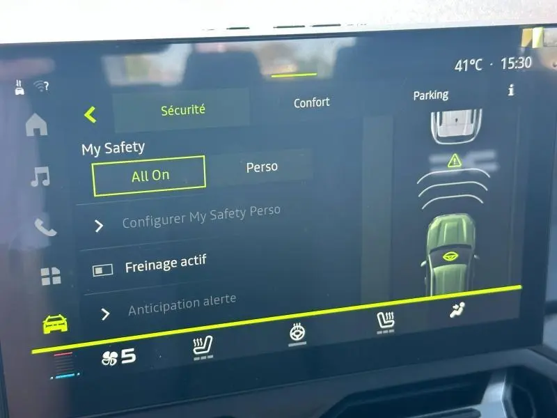Écran tactile intérieur du Dacia Duster 2025 montrant les réglages de sécurité et assistance au stationnement.