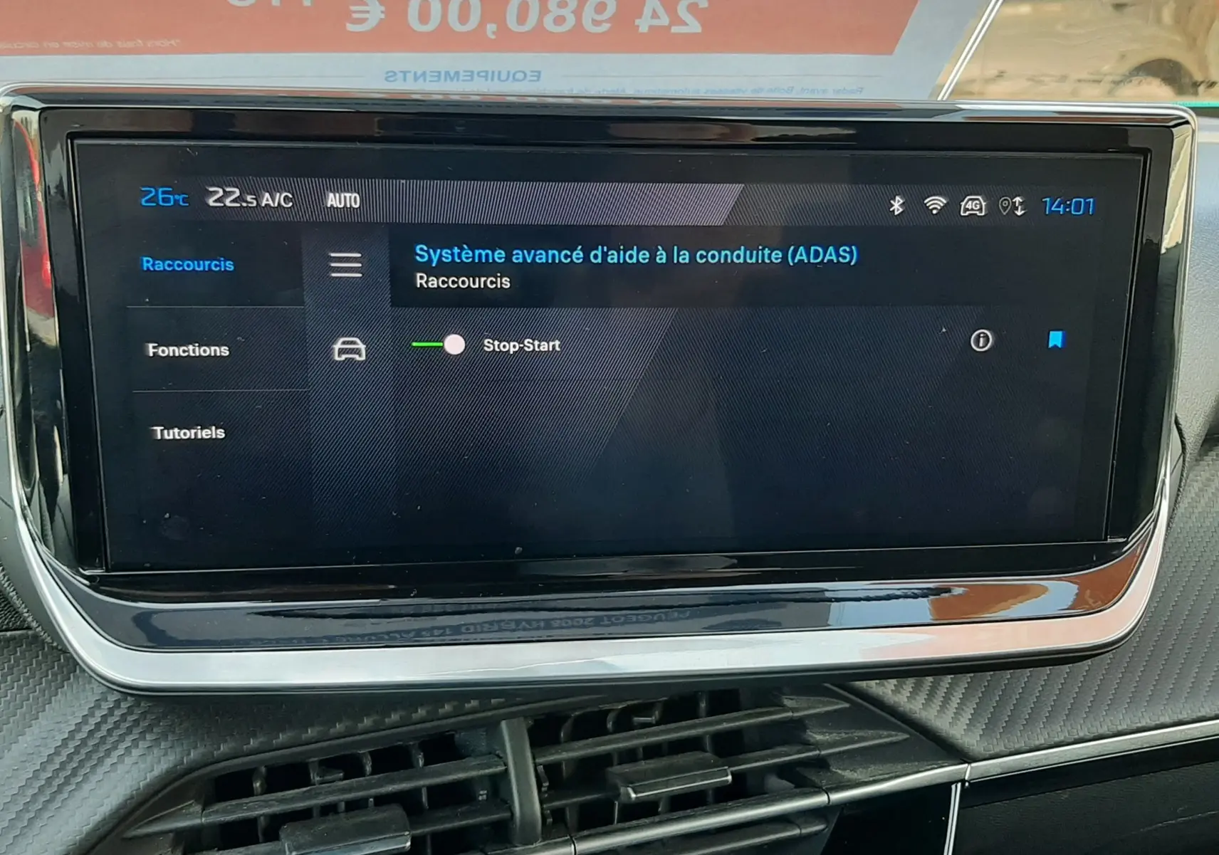 Écran tactile central du Peugeot 2008 Hybrid 145 Allure 2025, affichant les aides à la conduite, intérieur gris.