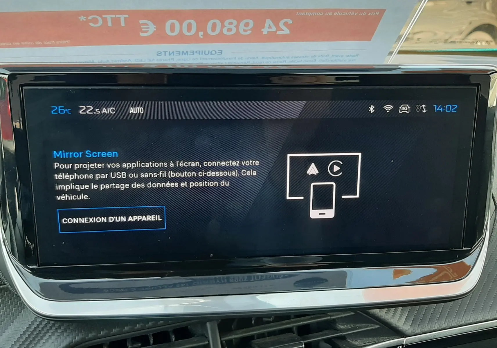 Écran tactile central du Peugeot 2008 Hybrid 145 Allure en intérieur, affichant l'option Mirror Screen.