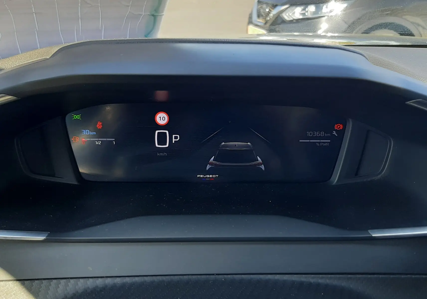 Vue rapprochée du tableau de bord numérique du Peugeot 2008 Hybrid 145 Allure, affichage moderne et épuré.