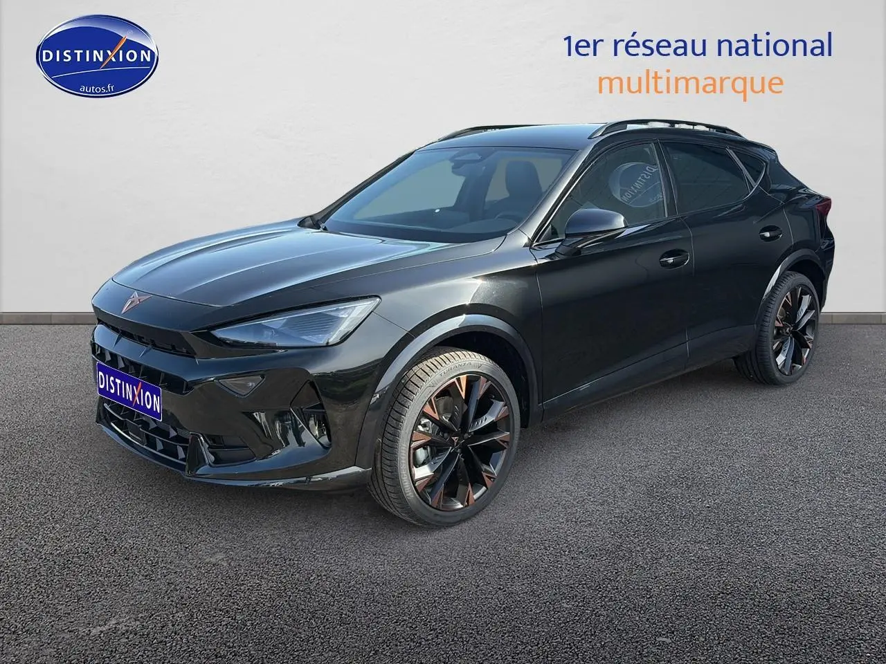 Vue 3/4 avant droite d'un CUPRA Formentor noir avec jantes noires et détails cuivrés, sur fond neutre extérieur.