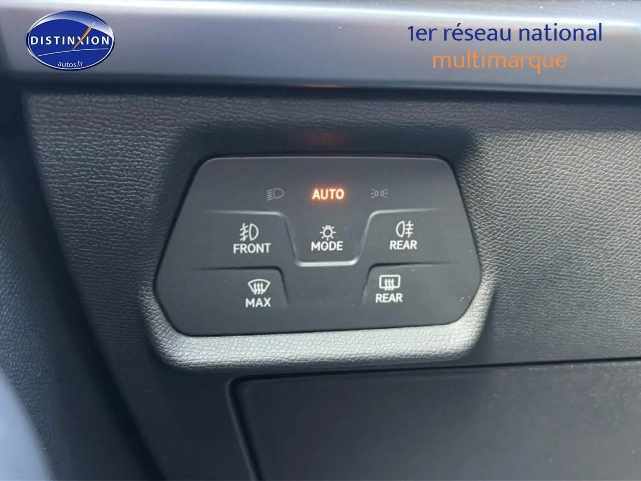 Panneau de commande d’éclairage automatique sur tableau de bord noir d’une CUPRA Formentor 2026.