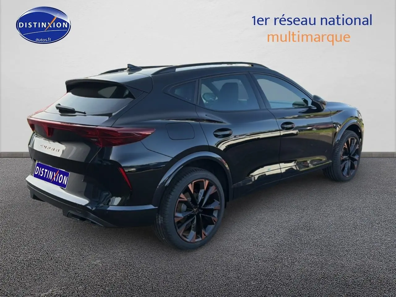 Vue 3/4 arrière droite d'un CUPRA Formentor noir 2026 avec jantes noires et détails cuivrés, vitres surteintées et barres de toit.